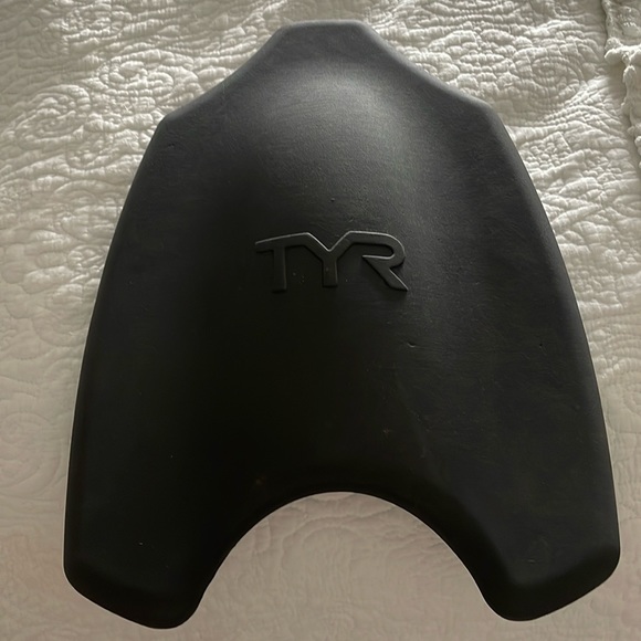 TYR kick board and agility resistance swim paddles - Picture 2 of 3